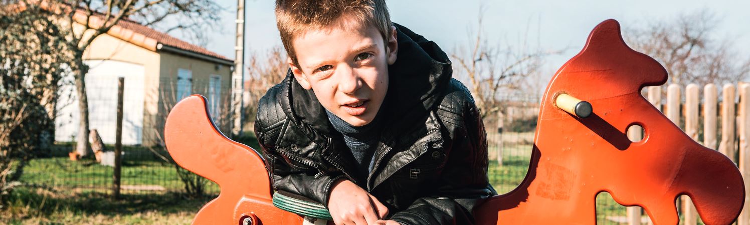 Enfant jouant dans un parc