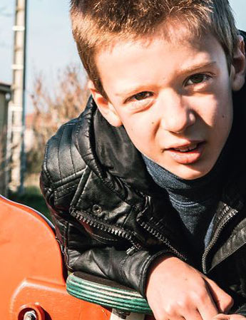 Enfant jouant dans un parc